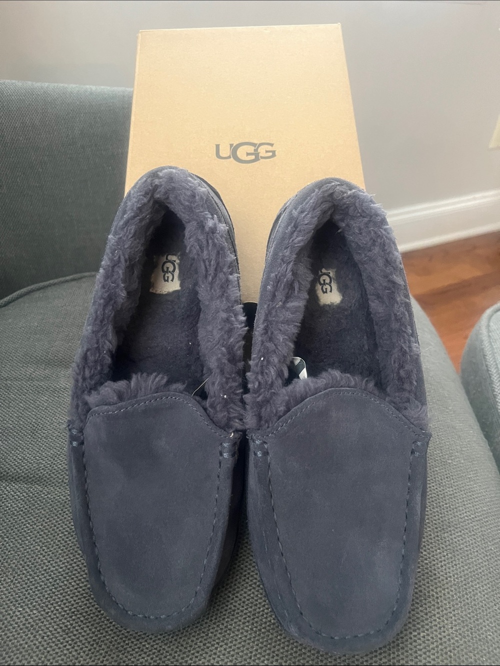 UGG ascot slippers Like new size big boys 6